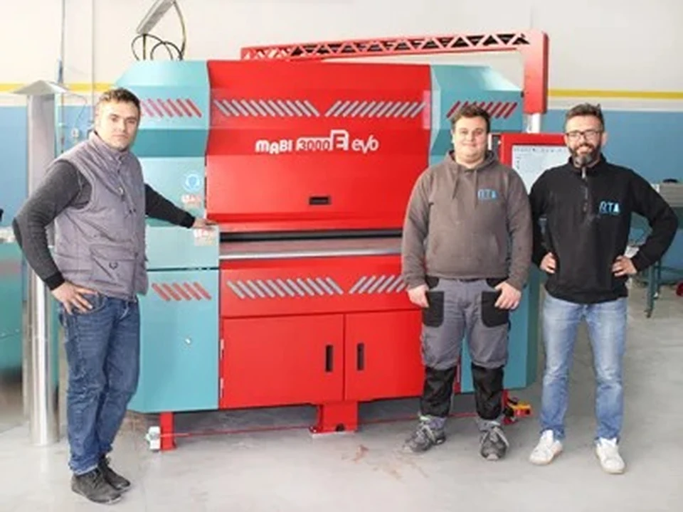 La MABI 3000E EVO installata nell’officina di R.T.A. Pontani, con la squadra dell’azienda