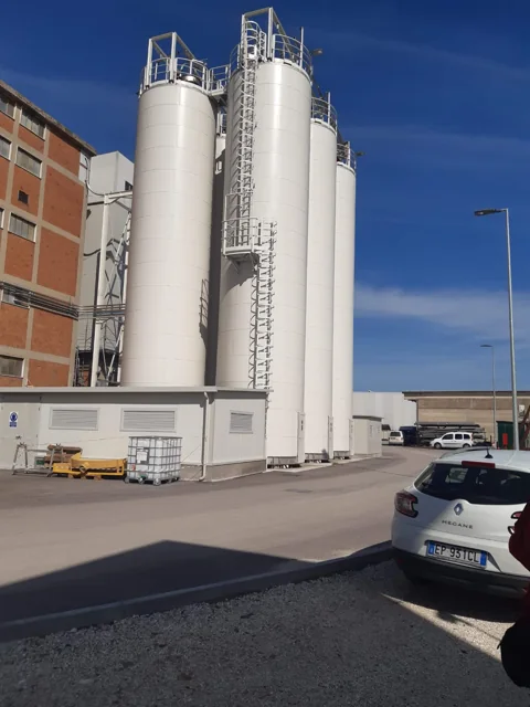 Silos verticali coibentati con rivestimento bianco
